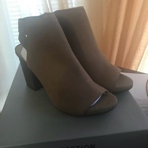 NWT- Kenneth Cole REACTION Beautiful Open Toe Heel